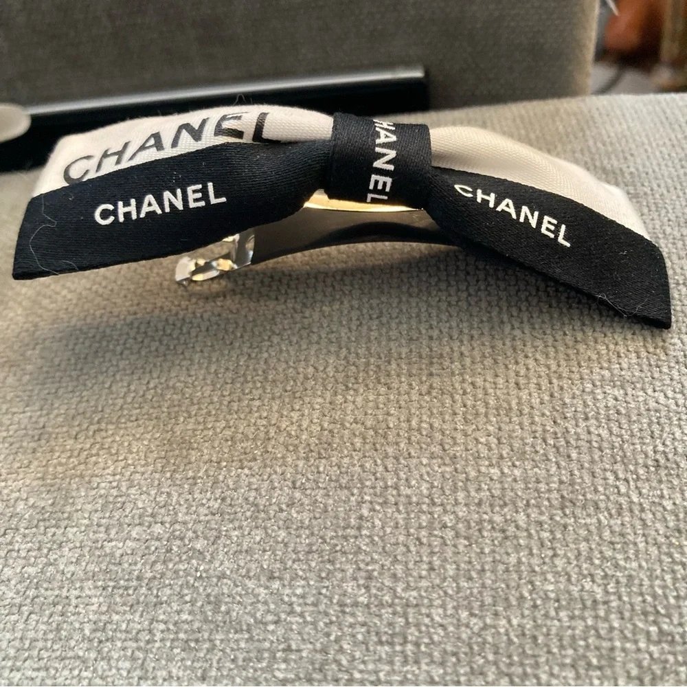 Authentic Chanel Gift Wrapping Ribbon on Barrette - Picture 10 of 16